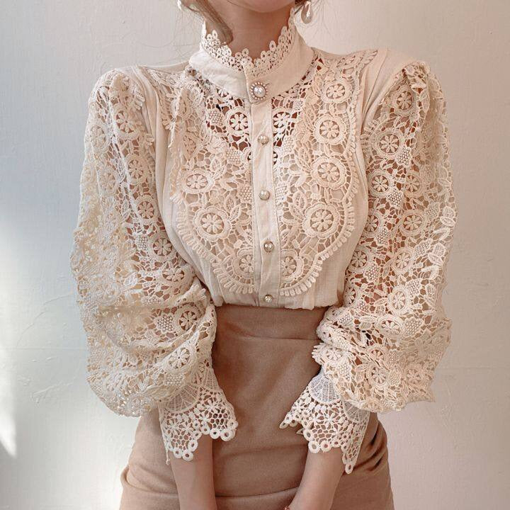Eva - Chique Kanten Blouse Met Pofmouwen En Parelknopen