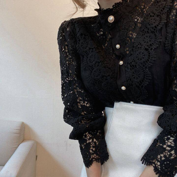 Eva - Chique Kanten Blouse Met Pofmouwen En Parelknopen