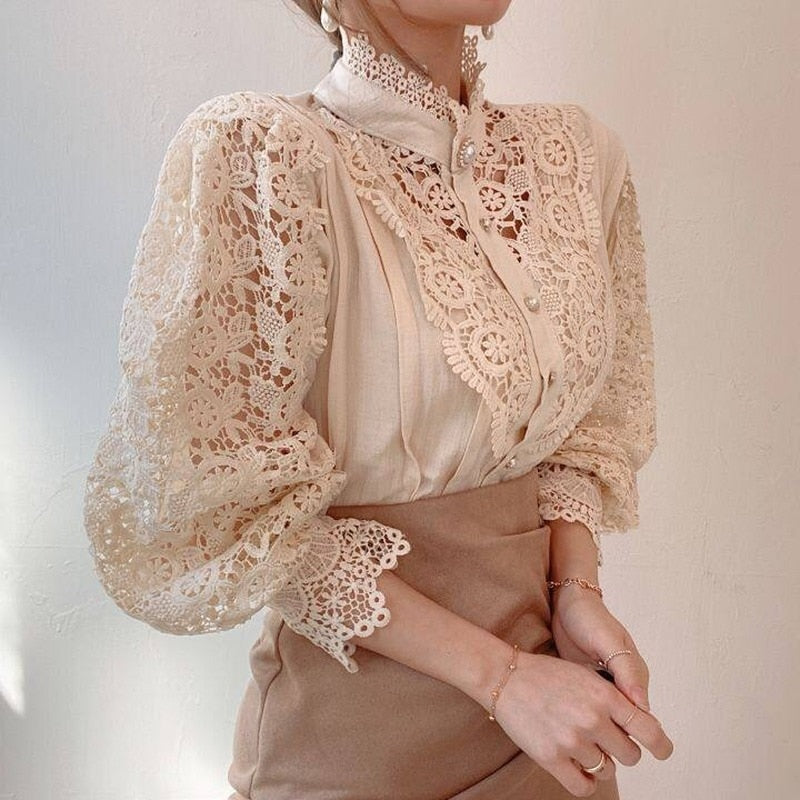 Eva - Chique Kanten Blouse Met Pofmouwen En Parelknopen