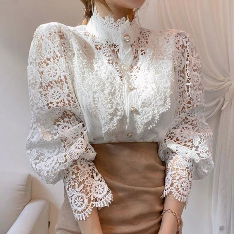 Eva - Chique Kanten Blouse Met Pofmouwen En Parelknopen