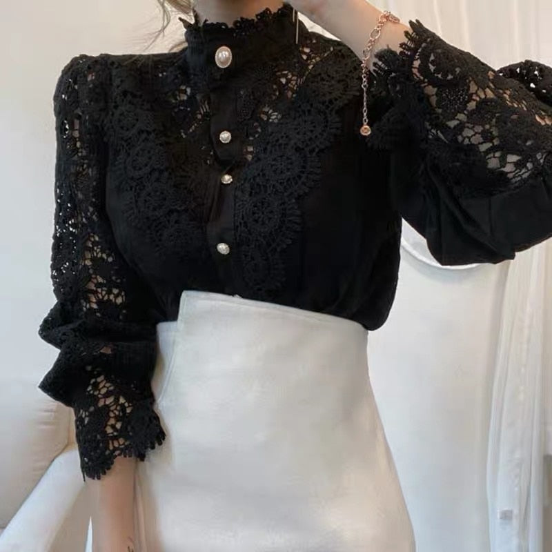 Eva - Chique Kanten Blouse Met Pofmouwen En Parelknopen
