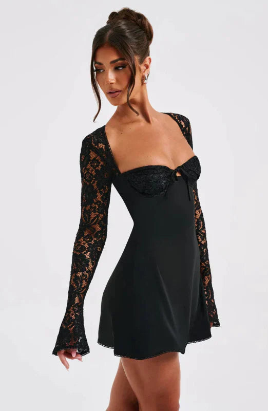Yaelle - Korte Elegante Kantjurk met Lange Mouwen