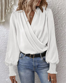 Clara – Vloeiende Wikkelblouse met Ballonmouwen