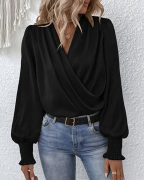 Clara – Vloeiende Wikkelblouse met Ballonmouwen