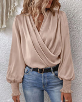 Clara – Vloeiende Wikkelblouse met Ballonmouwen