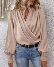 Clara – Vloeiende Wikkelblouse met Ballonmouwen