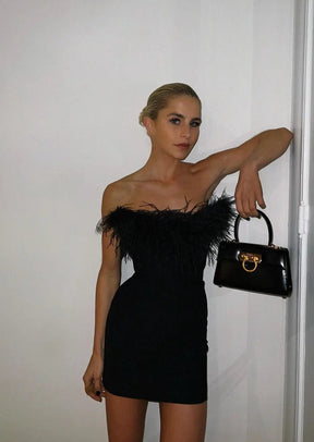 Camilla - Glamoureuze Off-Shoulder Mini Jurk met Verenaccent