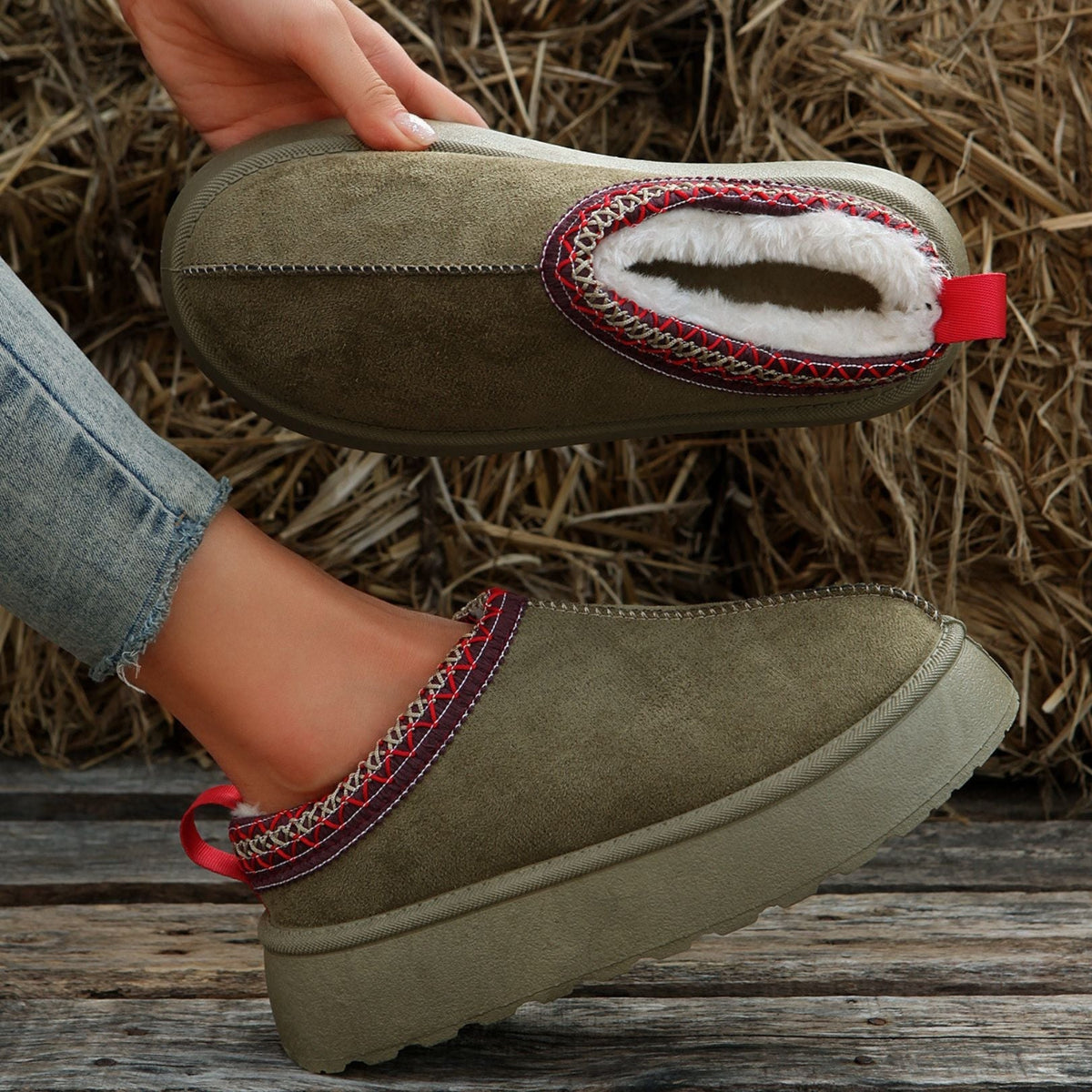 CozyStep - Warme Fleece Pantoffels met Traditioneel Geborduurde Rand