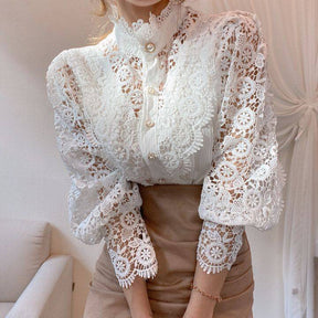 Eva - Chique Kanten Blouse Met Pofmouwen En Parelknopen