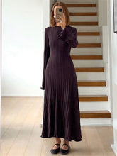 Isabelle - Minimalistische Maxi Jurk met Hoge Hals en Flared Mouwen