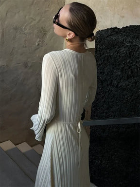 Isabelle - Minimalistische Maxi Jurk met Hoge Hals en Flared Mouwen
