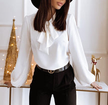Charlotte – Satijnen Blouse met Strik, Elegant en Verfijnd