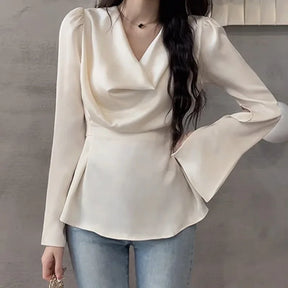 Isabelle - Elegante Satijnen Blouse met Flared Mouwen en Drapé Halslijn