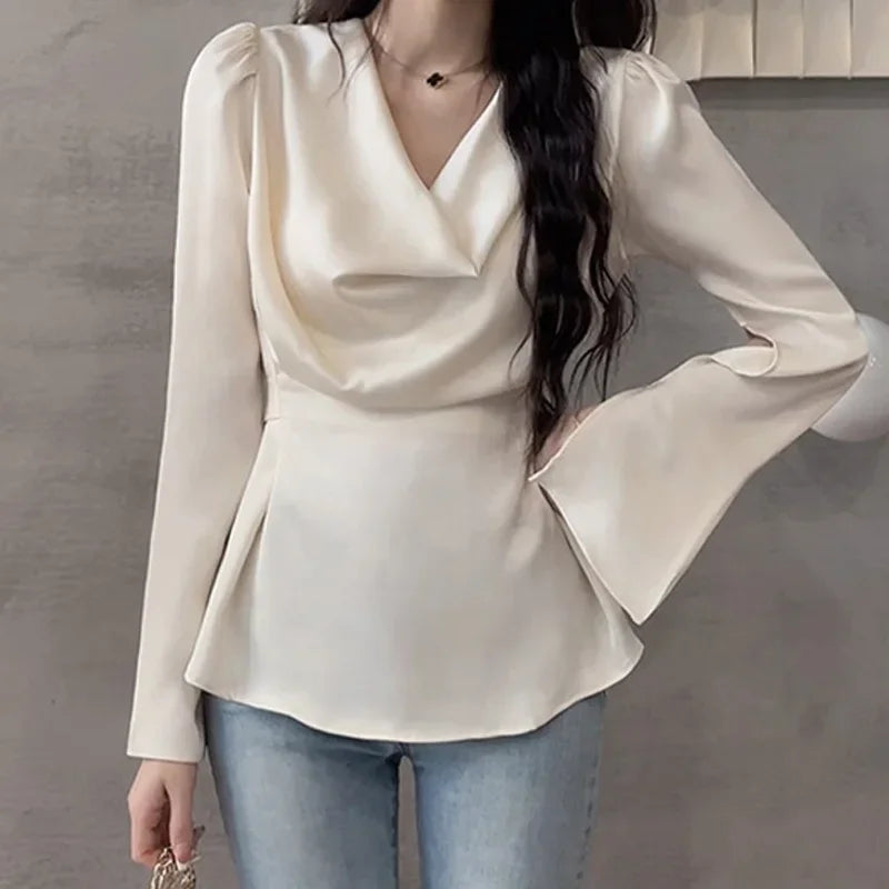 Isabelle - Elegante Satijnen Blouse met Flared Mouwen en Drapé Halslijn