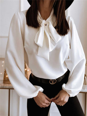 Charlotte – Satijnen Blouse met Strik, Elegant en Verfijnd