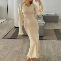Lena - Elegante Gebreide Maxi Jurk met Open Rug en Ruches