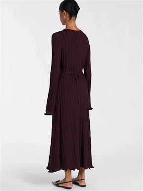 Isabelle - Minimalistische Maxi Jurk met Hoge Hals en Flared Mouwen