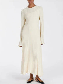 Isabelle - Minimalistische Maxi Jurk met Hoge Hals en Flared Mouwen