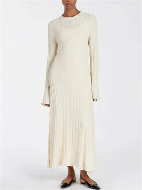 Isabelle - Minimalistische Maxi Jurk met Hoge Hals en Flared Mouwen