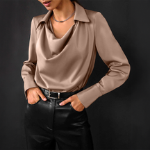 Célia – Gedrapeerde Satijnen Blouse, Elegant en Verfijnd