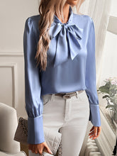 Emma - Chique Blouse met Strik en Knoopdetails