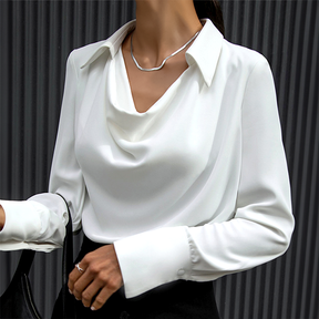 Célia – Gedrapeerde Satijnen Blouse, Elegant en Verfijnd