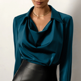Célia – Gedrapeerde Satijnen Blouse, Elegant en Verfijnd