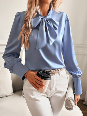 Emma - Chique Blouse met Strik en Knoopdetails